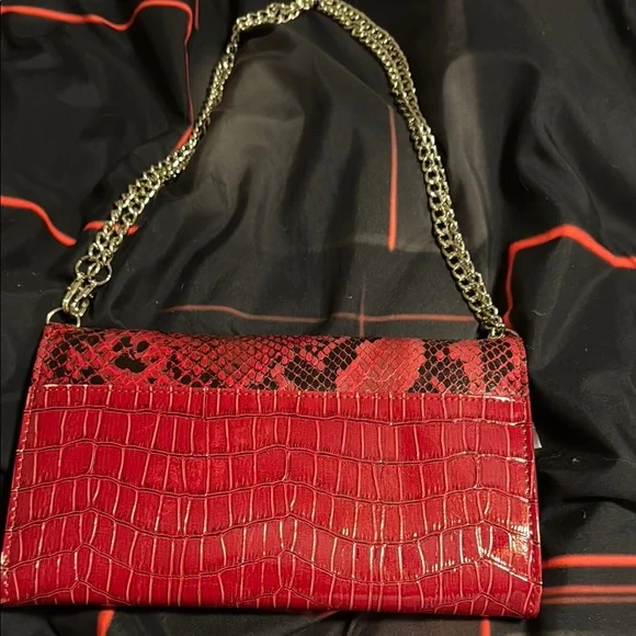 Cato Red and Gold Clutch with Elegant Design - Picture 2 of 4